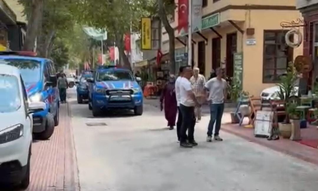 Bursa'nın İznik ilçesinde Jandarma ekipleri tarafından  bir antika dükkanına düzenlenen