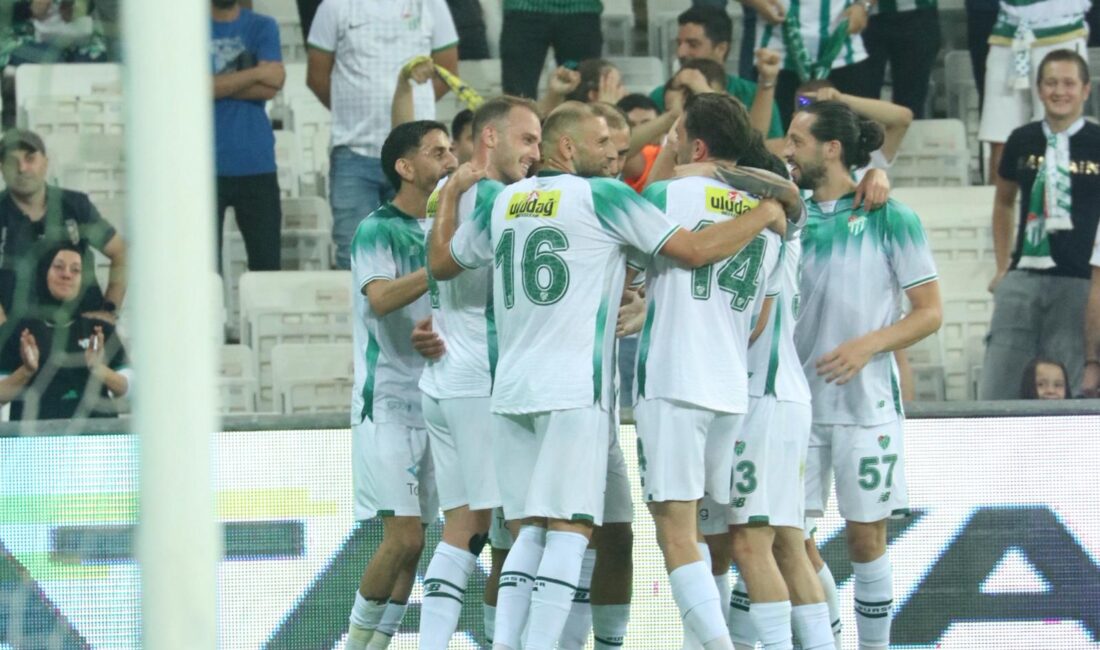 Bursaspor ve Eskişehirspor'un yeni sezon öncesi oynadığı hazırlık maçında yeşil