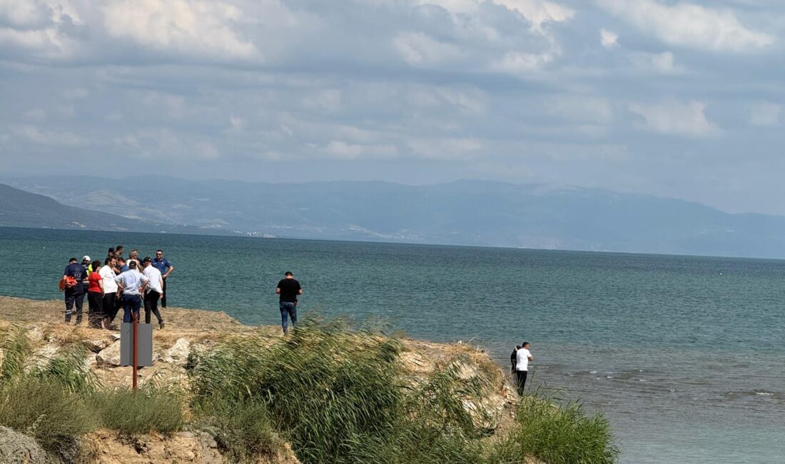 #SonDakika | İznik Gölü Orhangazi sahilinde 6 yaşındaki çocuk kayboldu… Bursa'nın Orhangazi ilçesinde İznik Gölü'ne giren 6 yaşındaki çocuk suyun