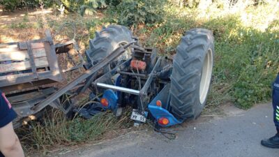 Bursa'nın İznik ilçesinde kontrolden çıkarak devrilen traktörün sürücüsü olay yerinde