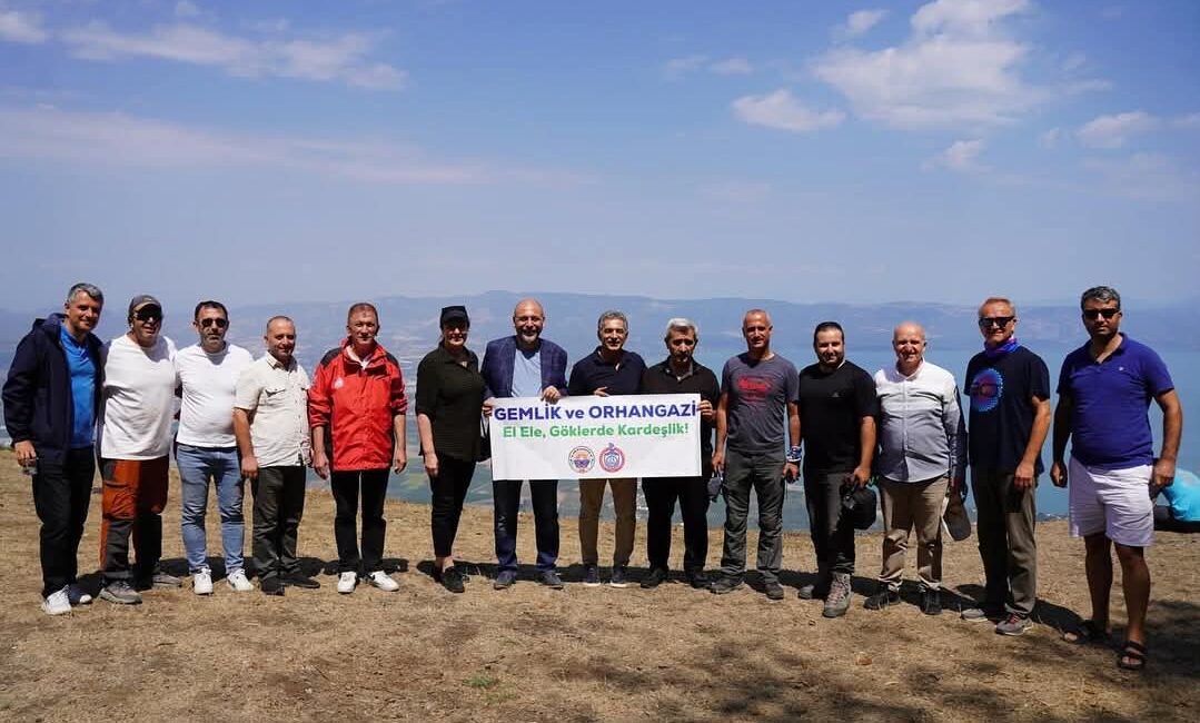 Orhangazi'de düzenlenen ve yamaç paraşütü tutkunlarını bir araya getiren ve