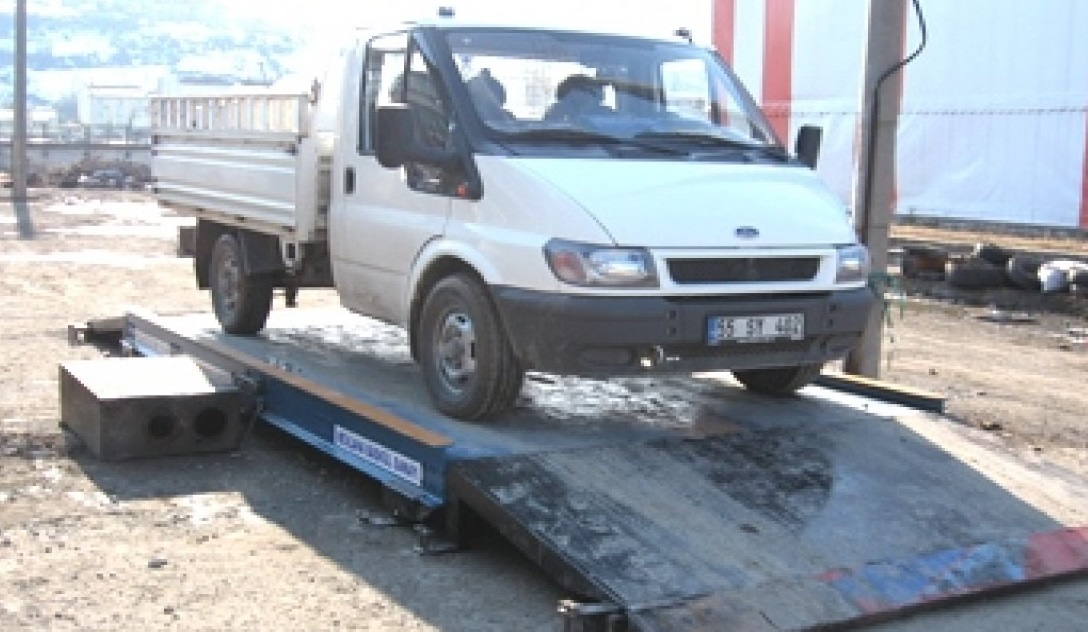 Orhangazi Esnaf ve Sanatkarlar Odası Başkanı Turgay Durmuş, kamyonet ve
