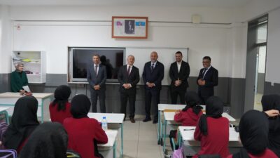 2025-2026 eğitim öğretim yılının başlamasıyla birlikte Orhangazi Kaymakamı Zafer Karamehmetoğlu,