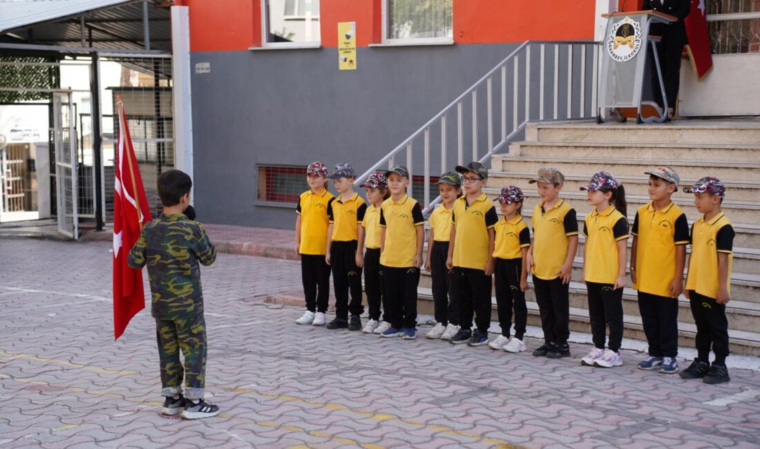 Orhangazi'de İlköğretim Haftası dolayısıyla Orhanbey İlkokulunda düzenlenen programda protokol üyeleri,