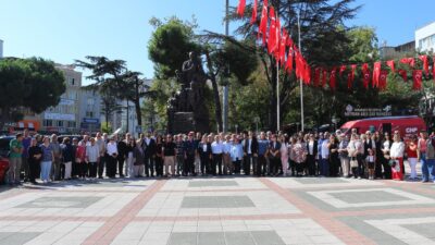 Bursa'nın Orhangazi ilçesinde Cumhuriyet Halk Parti'sinin 102'nci kuruluş yıldönümü nedeniyle