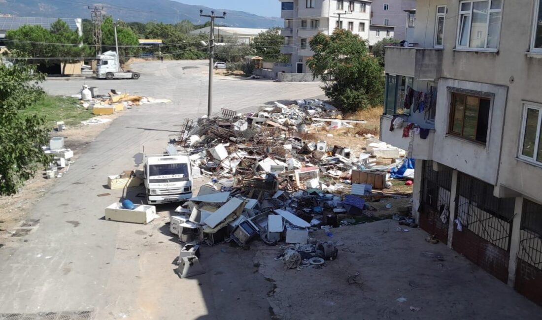 Bursa’nın Orhangazi ilçesinde yaşayanan Roman vatandaşlar, topladıkları eşyaları sokağa bırakınca