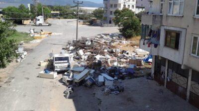 Bursa’nın Orhangazi ilçesinde yaşayanan Roman vatandaşlar, topladıkları eşyaları sokağa bırakınca