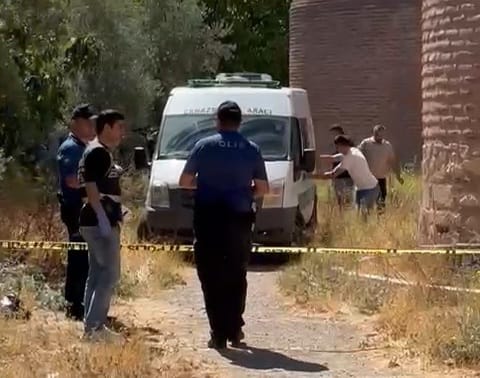 Bursa'nın İznik ilçesinde tarihi surların dibinde bir erkek cesedi bulundu.