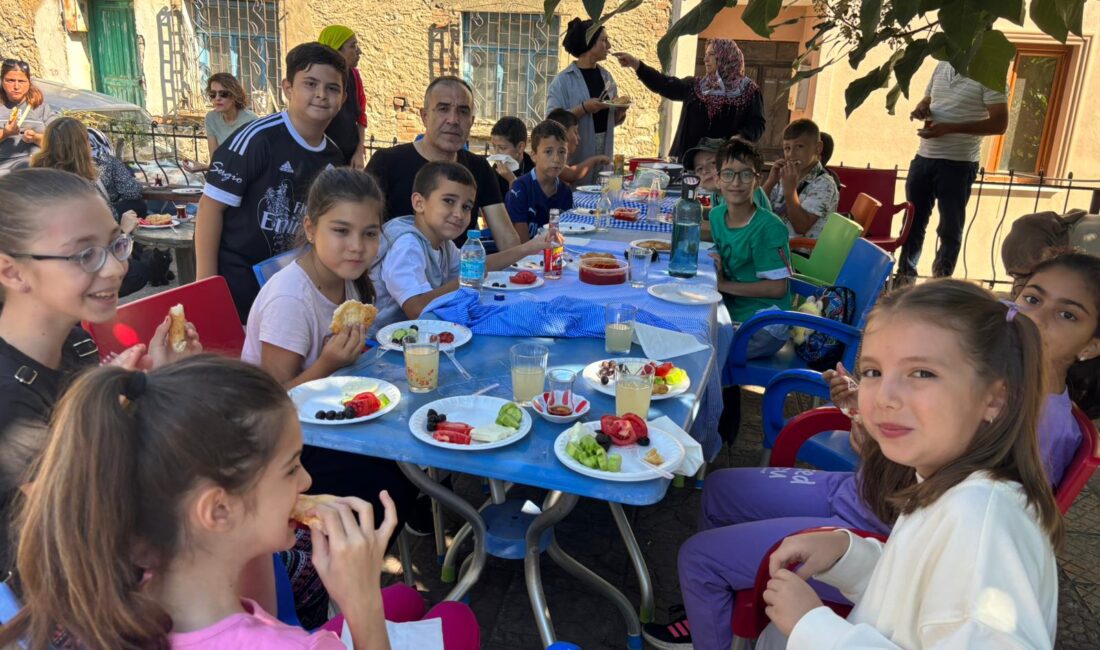 Bursa'nın Orhangazi ilçesinde bulunan Cargill İlköğretim okulunun minik öğrencileri, öğretmenlerinin