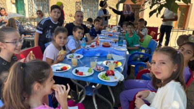 Bursa'nın Orhangazi ilçesinde bulunan Cargill İlköğretim okulunun minik öğrencileri, öğretmenlerinin