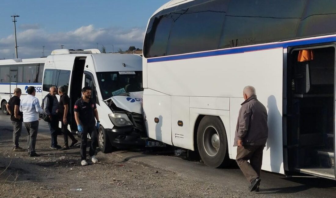 Bursa'nın Gemlik ilçesinde servis otobüsü, servis minibüsü ve bir tırın