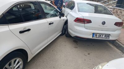 Bursa'nın Orhangazi ilçesinde meydana gelen trafik kazasında, bir otomobil park