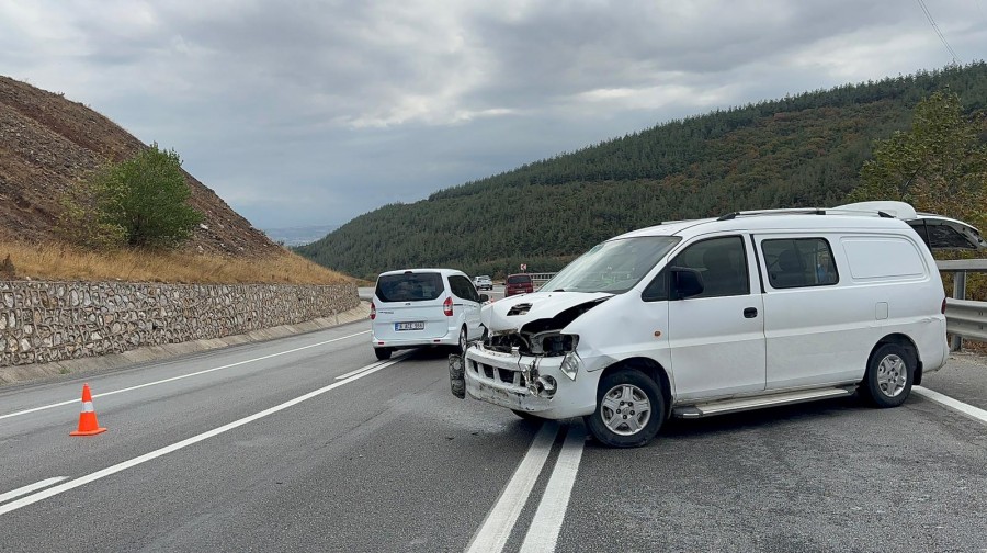 Bursa'nın Yenişehir-İznik yolu üzerinde meydana gelen trafik kazasında, kayganlaşan yolda