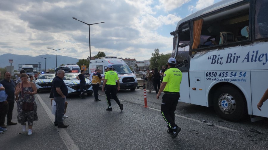 Bursa'nın Orhangazi ilçesinde, Yalova yolu üzerinde meydana gelen trafik kazasında,