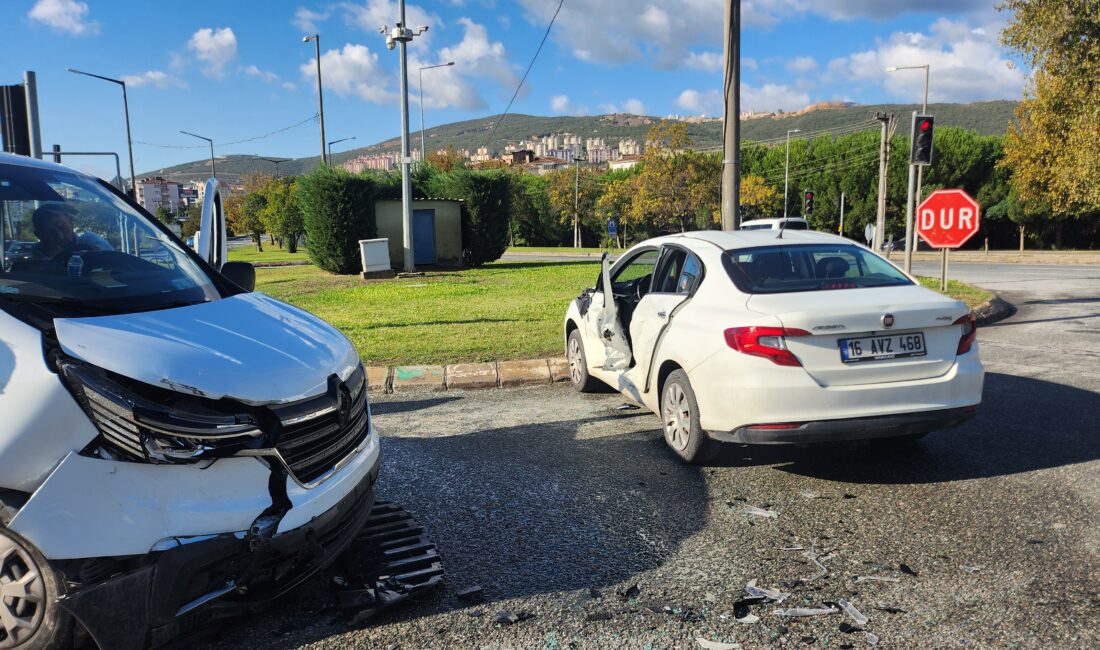 Bursa'nın Orhangazi ilçesinde, ana yol kavşağında meydana gelen trafik kazasında