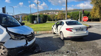 Bursa'nın Orhangazi ilçesinde, ana yol kavşağında meydana gelen trafik kazasında