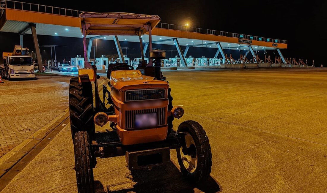Bursa'da otoyola giren bir traktör Jandarma ekipleri tarafından durduruldu.Trafik güvenliğini