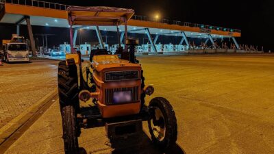 Bursa'da otoyola giren bir traktör Jandarma ekipleri tarafından durduruldu.Trafik güvenliğini