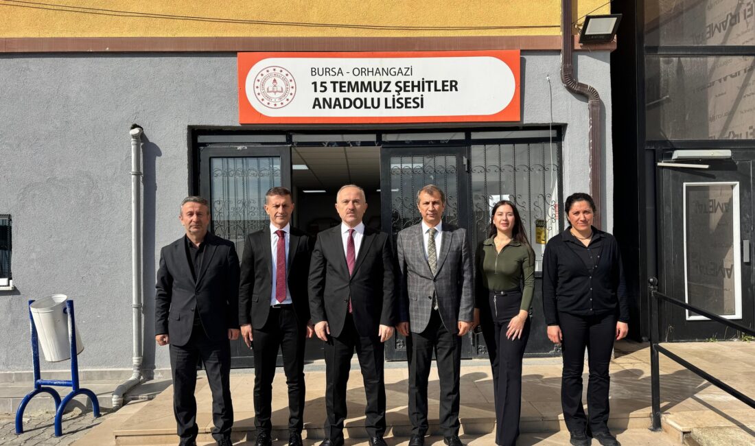 Orhangazi Kaymakamı Zafer Karamehmetoğlu, Belediye Başkanı Bekir Aydın ile birlikte