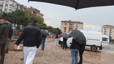 Bursa'nın Orhangazi ilçesinde fabrika işçileri, terminal binasının yıkılmasının ardından yeni