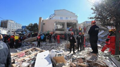 Kocaeli'nin Gebze ilçesinde dün sabah erken saatlerde yıkılan 7 katlı