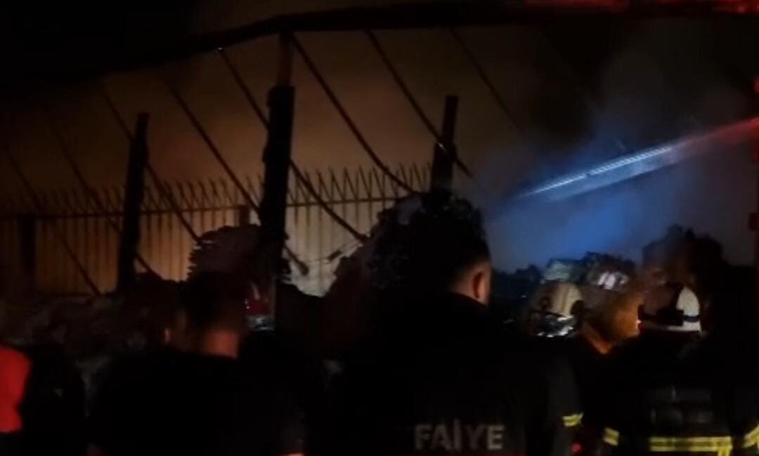 Yalova'da gece saatlerinde seyir halindeki tırın dorsesinde yangın çıktı. Bir