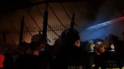 Yalova'da gece saatlerinde seyir halindeki tırın dorsesinde yangın çıktı. Bir