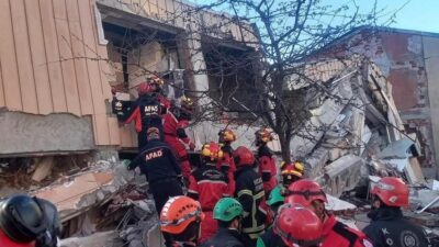 Kocaeli'nin Gebze ilçesinde bu sabah saatlerinde 7 katlı bir bina