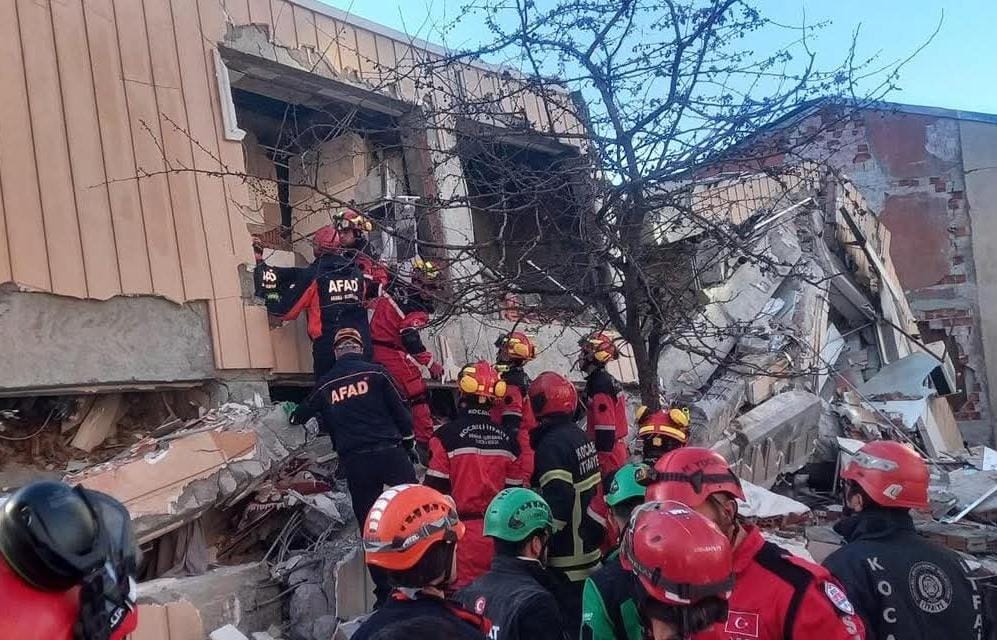 Kocaeli'nin Gebze ilçesinde bu sabah saatlerinde 7 katlı bir bina