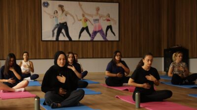 Bursa Büyükşehir Belediyesi’nin öncülüğünde Orhangazi Gençlik Merkezi’nde başlatılan ücretsiz Zumba,