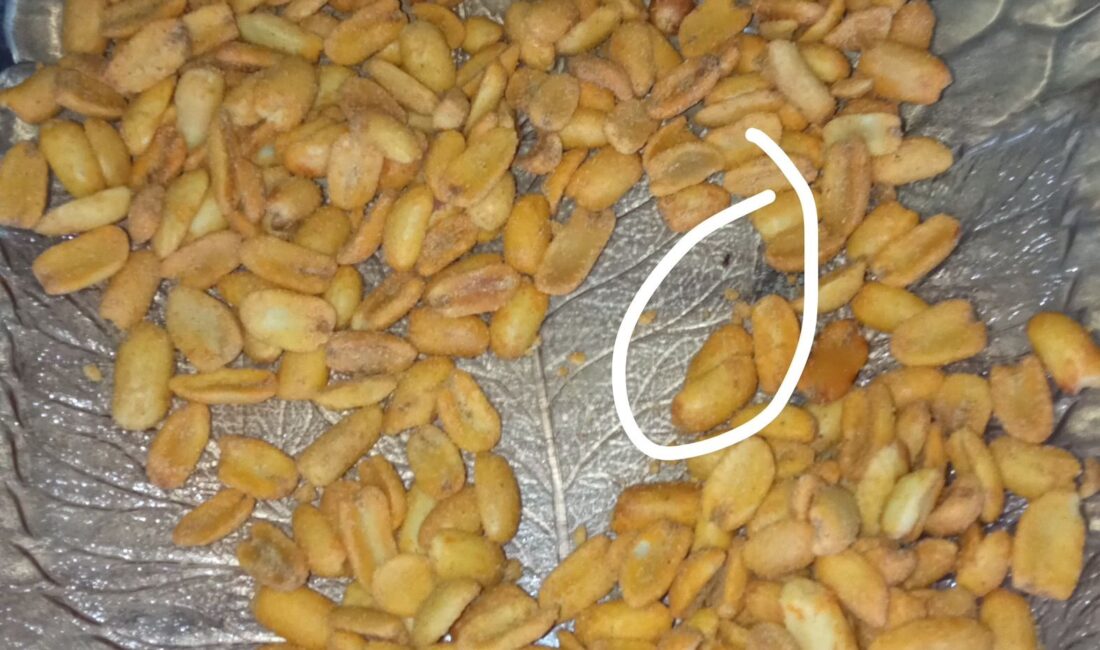  Bursa’nın Orhangazi ilçesinde bir kuruyemiş dükkanından alışveriş yapan vatandaş,