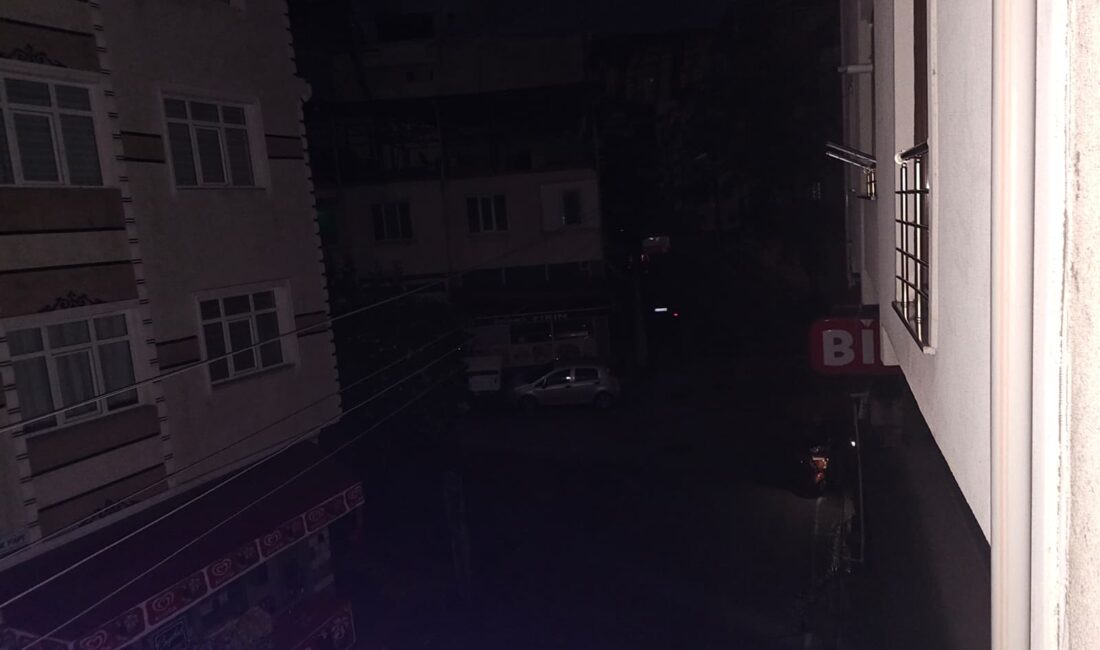 Orhangazi'nin bazı Mahallelerinde gece saatlerinde elektrik kesintisi meydana geldi. Kesinti