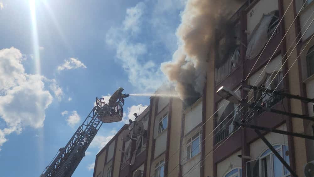 Bursa'nın Orhangazi ilçesinde, 5 katlı bir apartmanın en üst katında