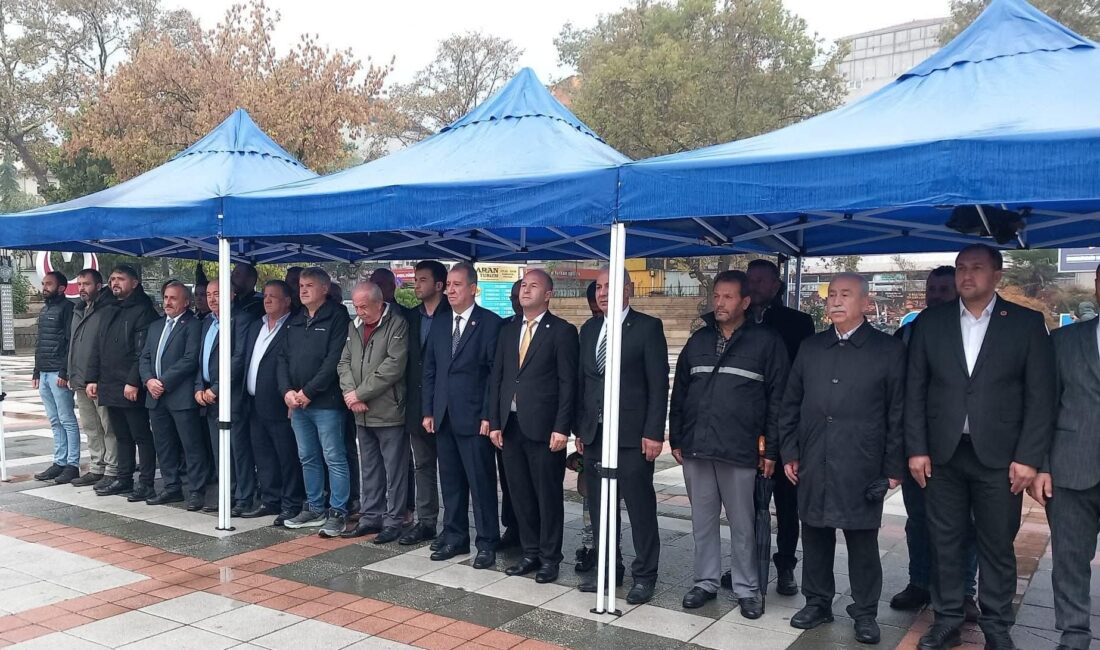 Bursa'nın Orhangazi ilçesinde 19 Ekim Muhtarlar Gününde Cumhuriyet alanında çelenk