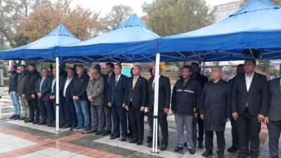 Bursa'nın Orhangazi ilçesinde 19 Ekim Muhtarlar Gününde Cumhuriyet alanında çelenk