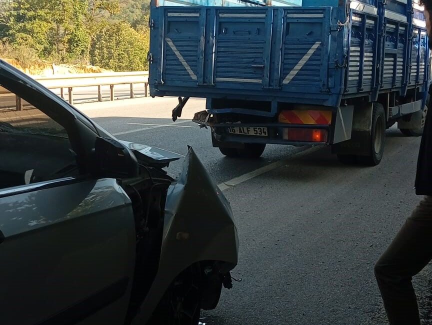 Yalova - Bursa yolu süpürgelik mevkiinde meydana gelen trafik kazasında