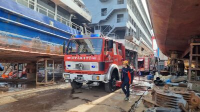 Yalova'nın Altınova ilçesinde bulunan bir tersanede  bakımda olduğu belirtilen bir