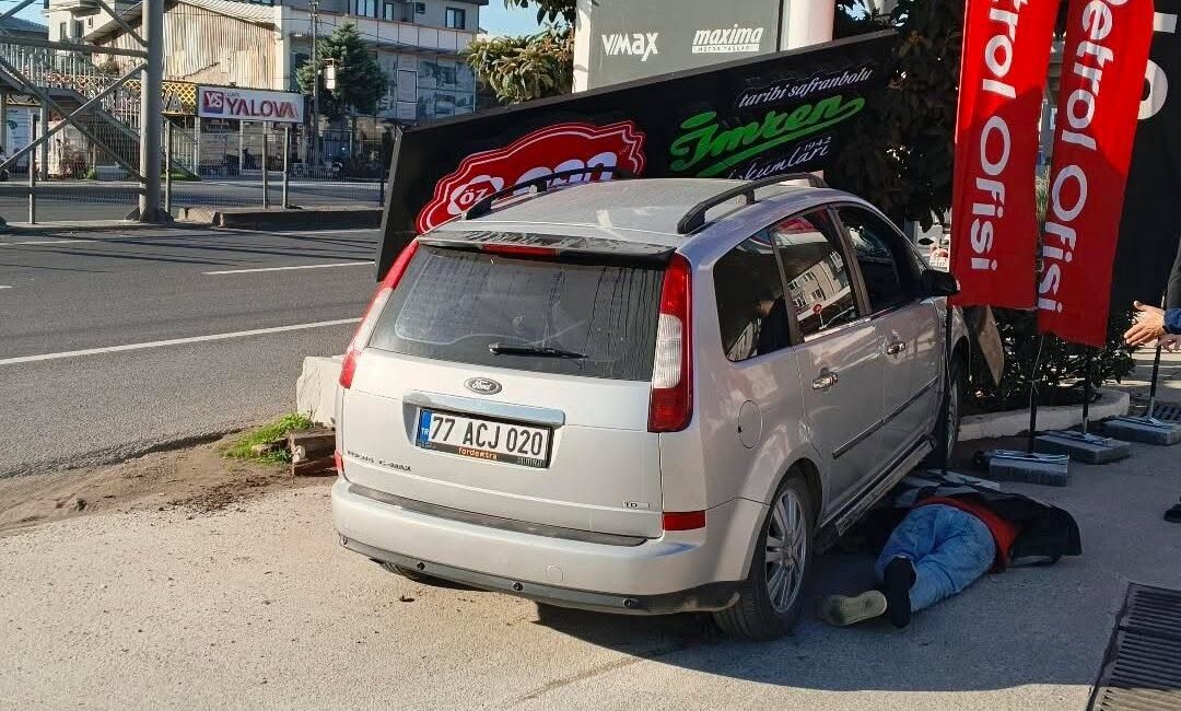 Yalova'da meydana gelen trafik kazasında, sürücünün kontrolünden çıkan bir otomobil