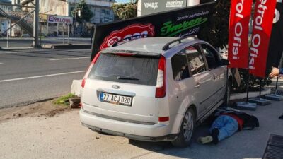 Yalova'da meydana gelen trafik kazasında, sürücünün kontrolünden çıkan bir otomobil