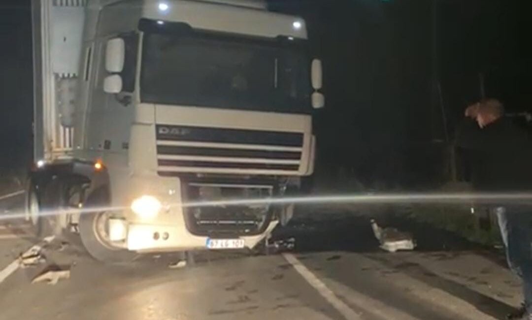 Orhangazi – İznik yolunda tır ile otomobil kafa kafaya çarpıştı! 2 yaralı… Bursa'da, Orhangazi İznik yolu üzerinde meydana gelen trafik kazasında tır