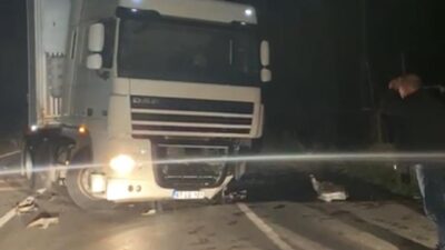 Bursa'da, Orhangazi İznik yolu üzerinde meydana gelen trafik kazasında tır