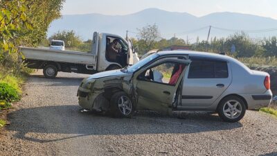 Bursa'nın Orhangazi ilçesinde meydana gelen trafik kazasında, otomobil ile kamyonet