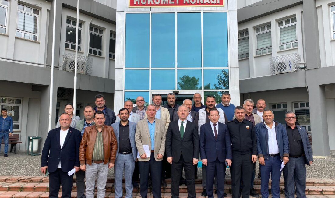  Bursa'nın Orhangazi ilçesinde Kaymakam Zafer Karamehmetoğlu, ilçenin 31 mahalle muhtarıyla