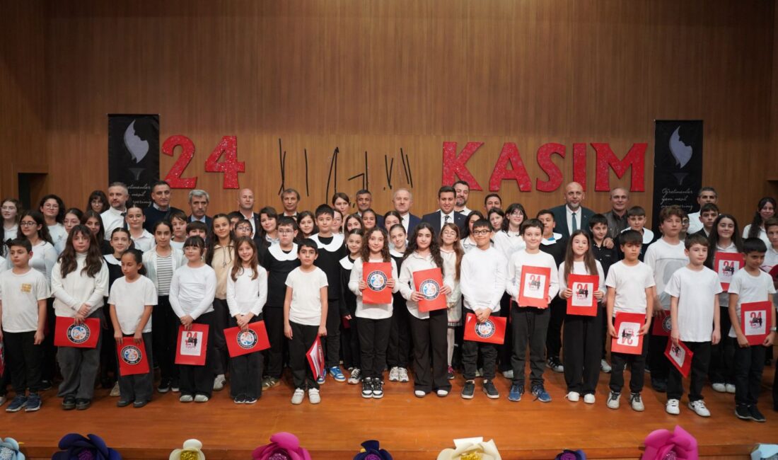 Bursa'nın Orhangazi ilçesinde 24 Kasım Öğretmenler Günü dolayısıyla Cumhuriyet Meydanı'nda