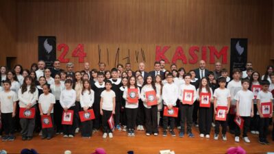 Bursa'nın Orhangazi ilçesinde 24 Kasım Öğretmenler Günü dolayısıyla Cumhuriyet Meydanı'nda