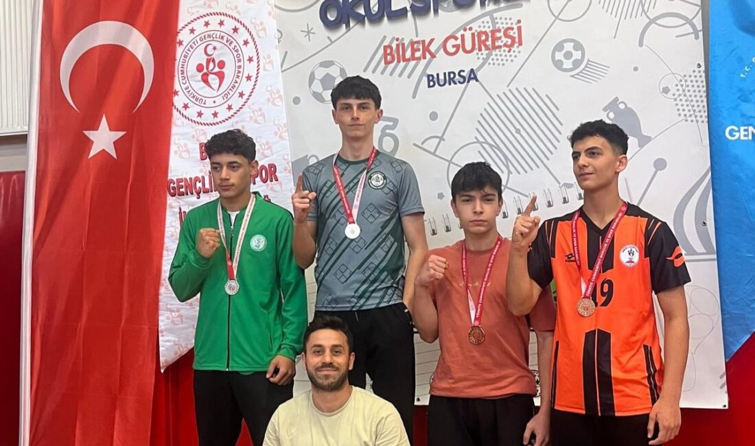 Bursa Nilüfer Gençlik Merkezi'nde gerçekleştirilen Bilek Güreşi Şampiyonası, genç sporcuların