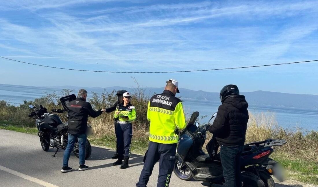 Bursa İl Jandarma Komutanlığı'na bağlı trafik ekipleri, vatandaşların can ve
