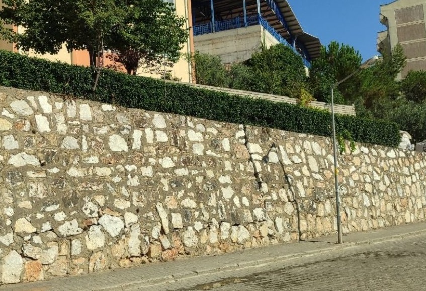 Bursa'nın Orhangazi ilçesinde, TOKİ birinci etapta bir istinat duvarında oluşan