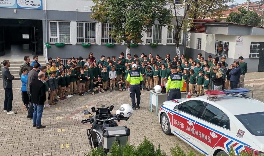 Bursa'nın Orhangazi ilçesinde,  İlçe Jandarma Komutanlığı, genç nesillerde trafik bilincini