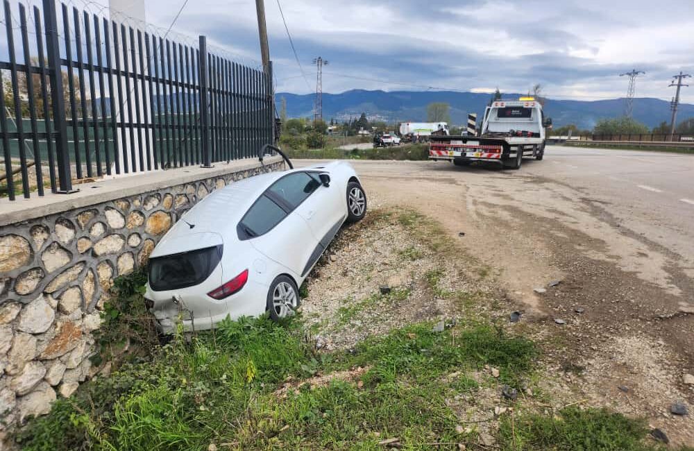 Bursa'da, Orhangazi - İznik yolu üzerinde meydana gelen trafik kazasında,
